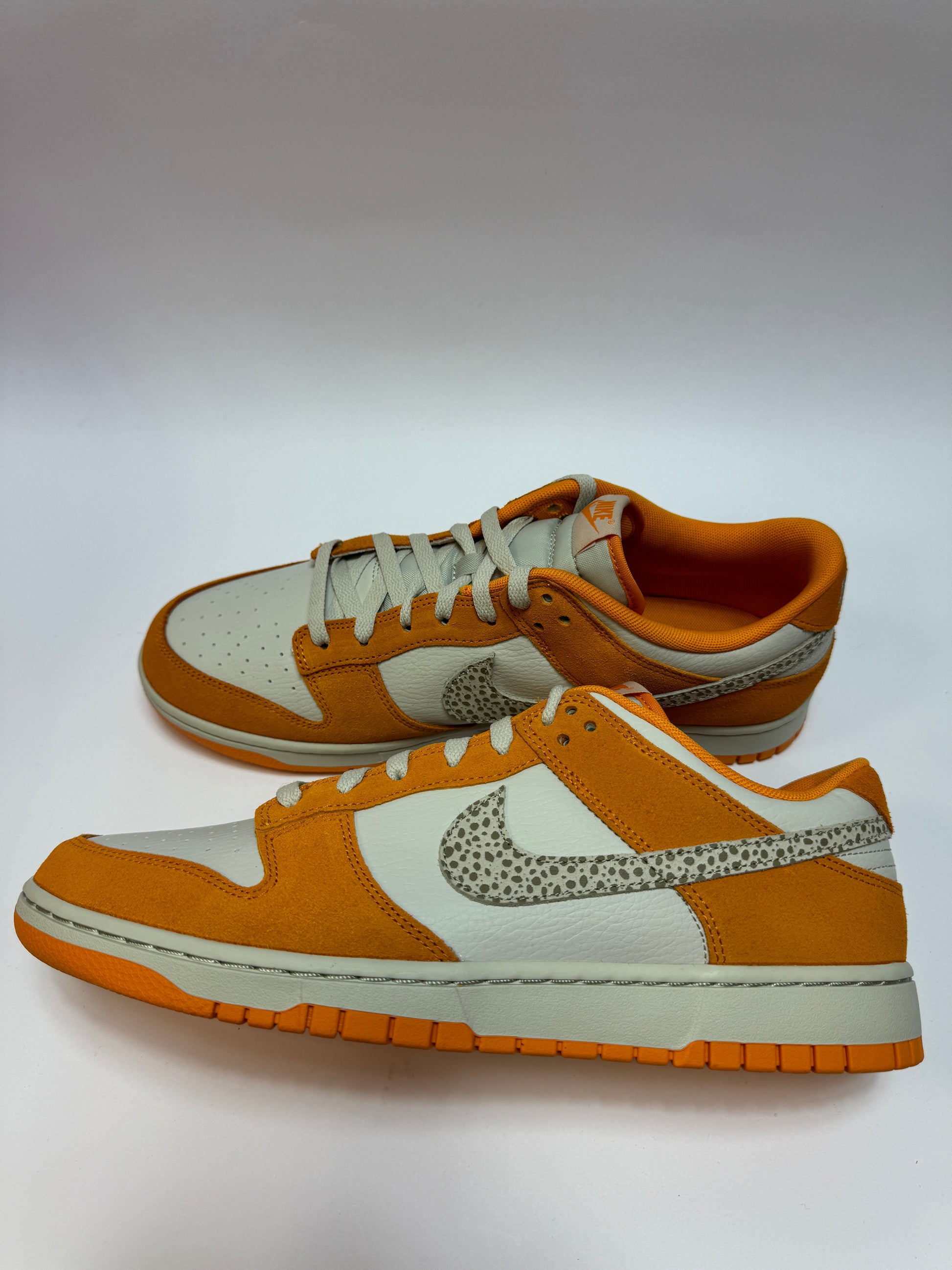 Nike Dunk Low AS Safari Swoosh Kumquat rechte Außenseite mit kumquatfarbenem Leder-Upper