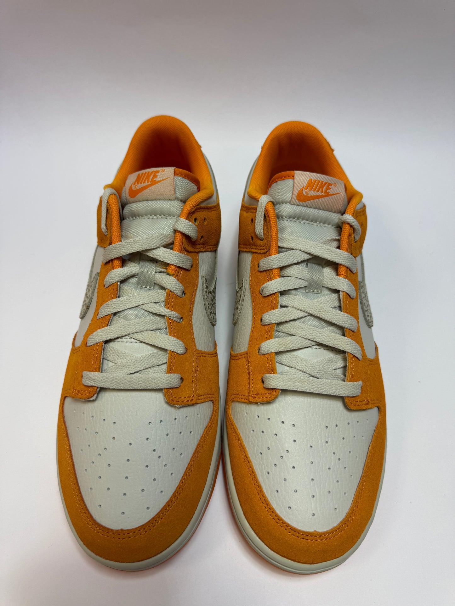 Nahaufnahme der Zunge – Tongue Label mit Style Code DR0156-800 und Nike Branding