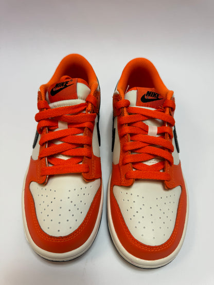 Nahaufnahme der Zunge – Nike Label in Orange und Schwarz auf weißem Untergrund