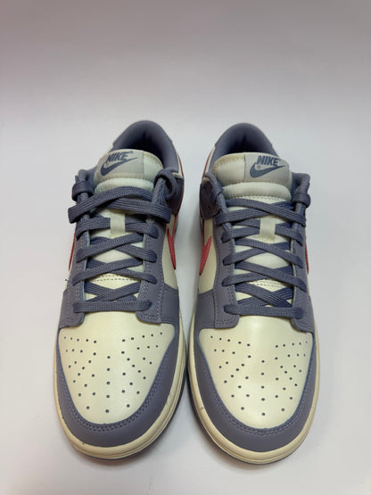 Nahaufnahme der Zunge – Coral Chalk Swoosh und feines Branding