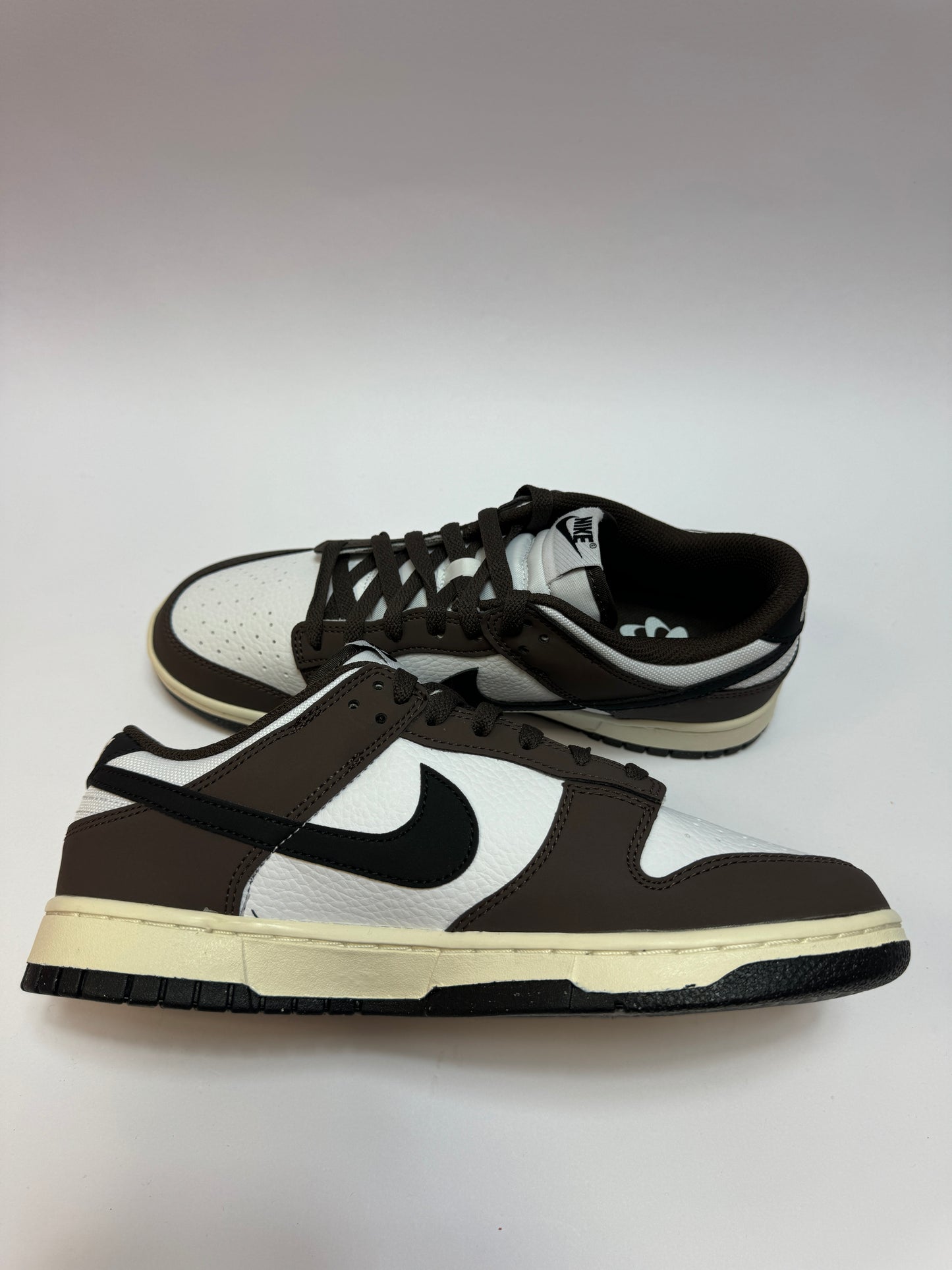 Nike Dunk Low Next Nature Baroque Brown linke Ansicht mit Baroque Brown Overlays und schwarzem Swoosh