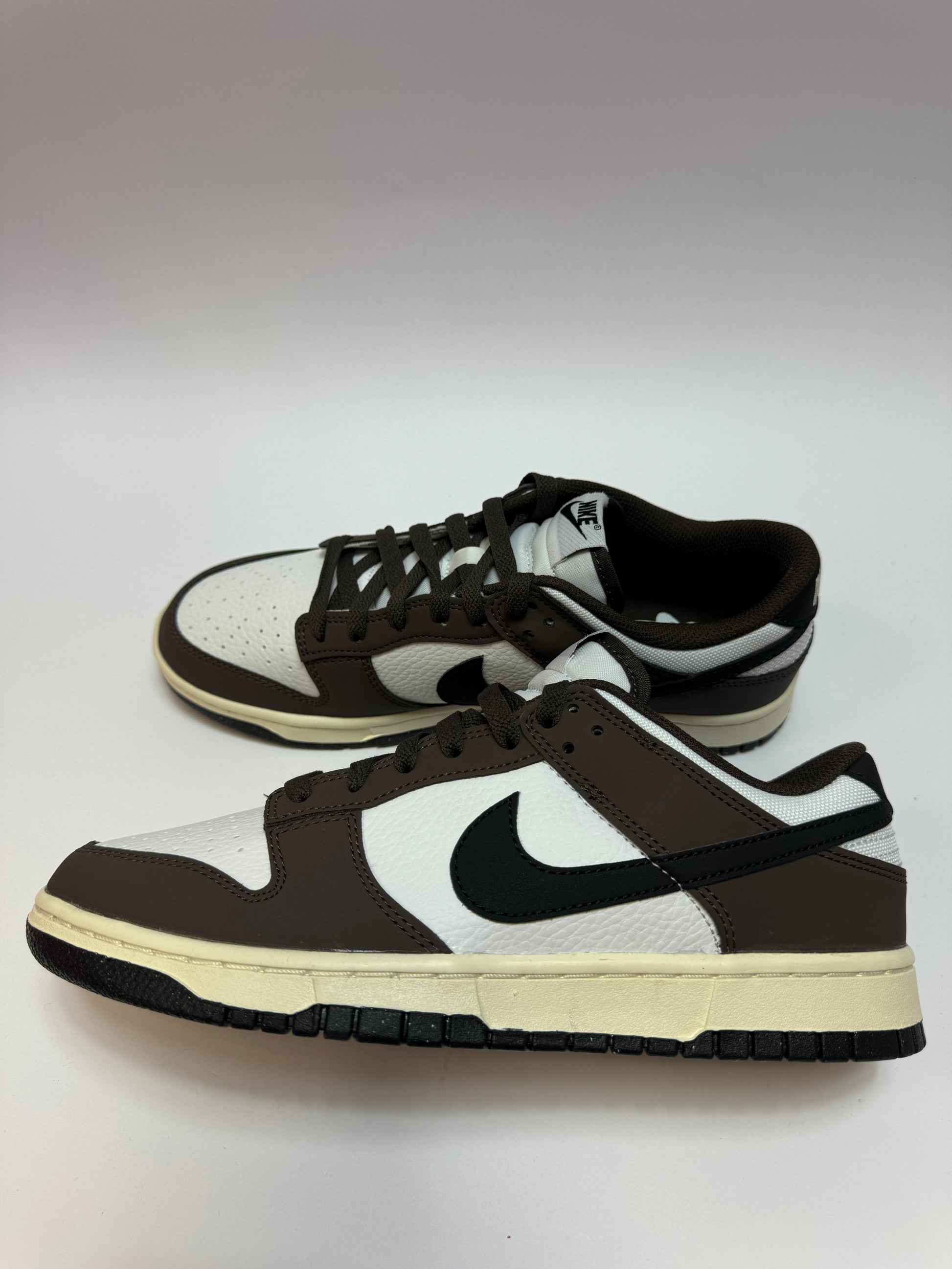 Nike Dunk Low Next Nature Baroque Brown rechte Außenseite mit weißem tumbled Leder Upper