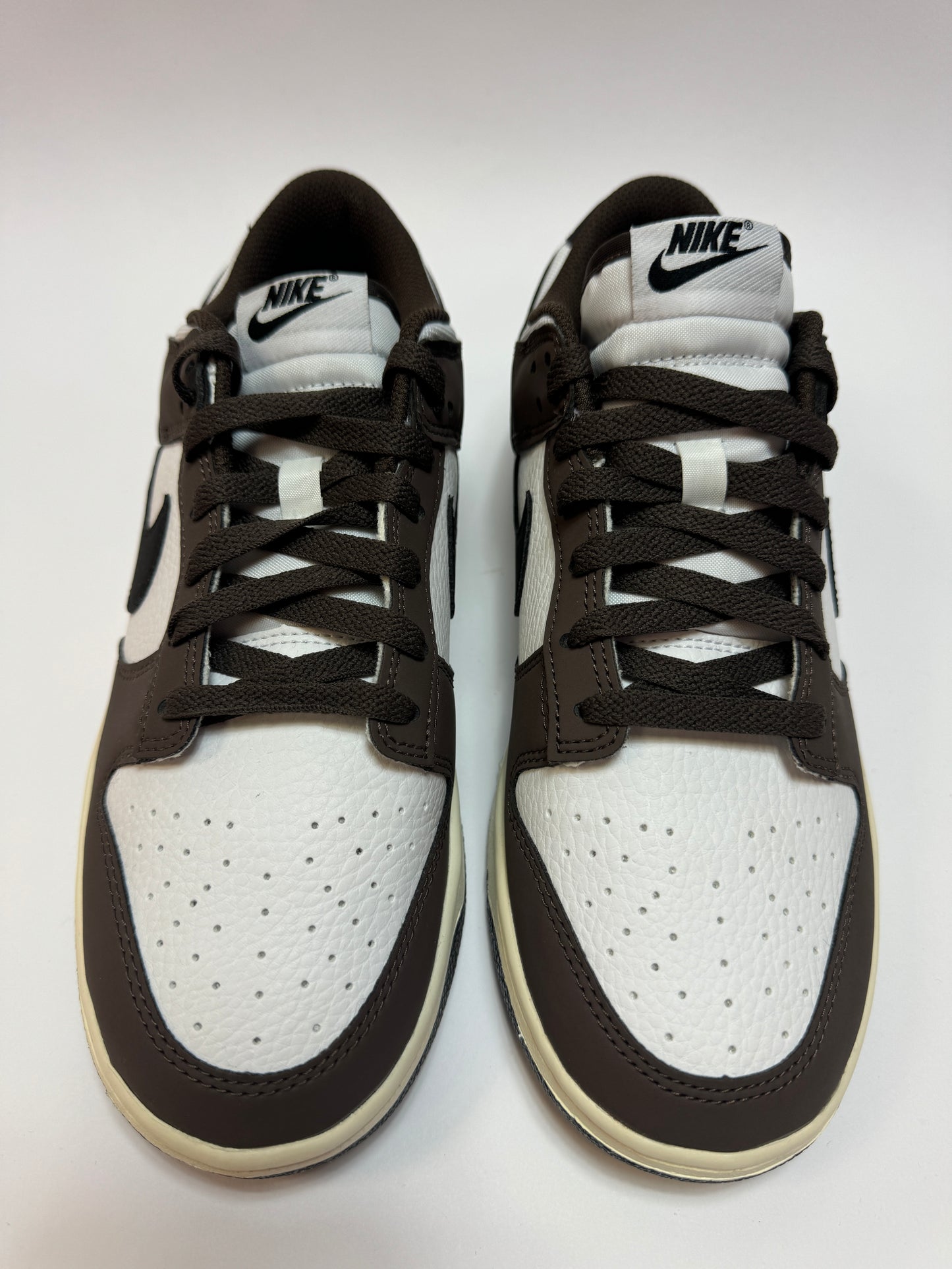 Nahaufnahme der Zunge – Nike Patch in Schwarz mit klarer Prägung