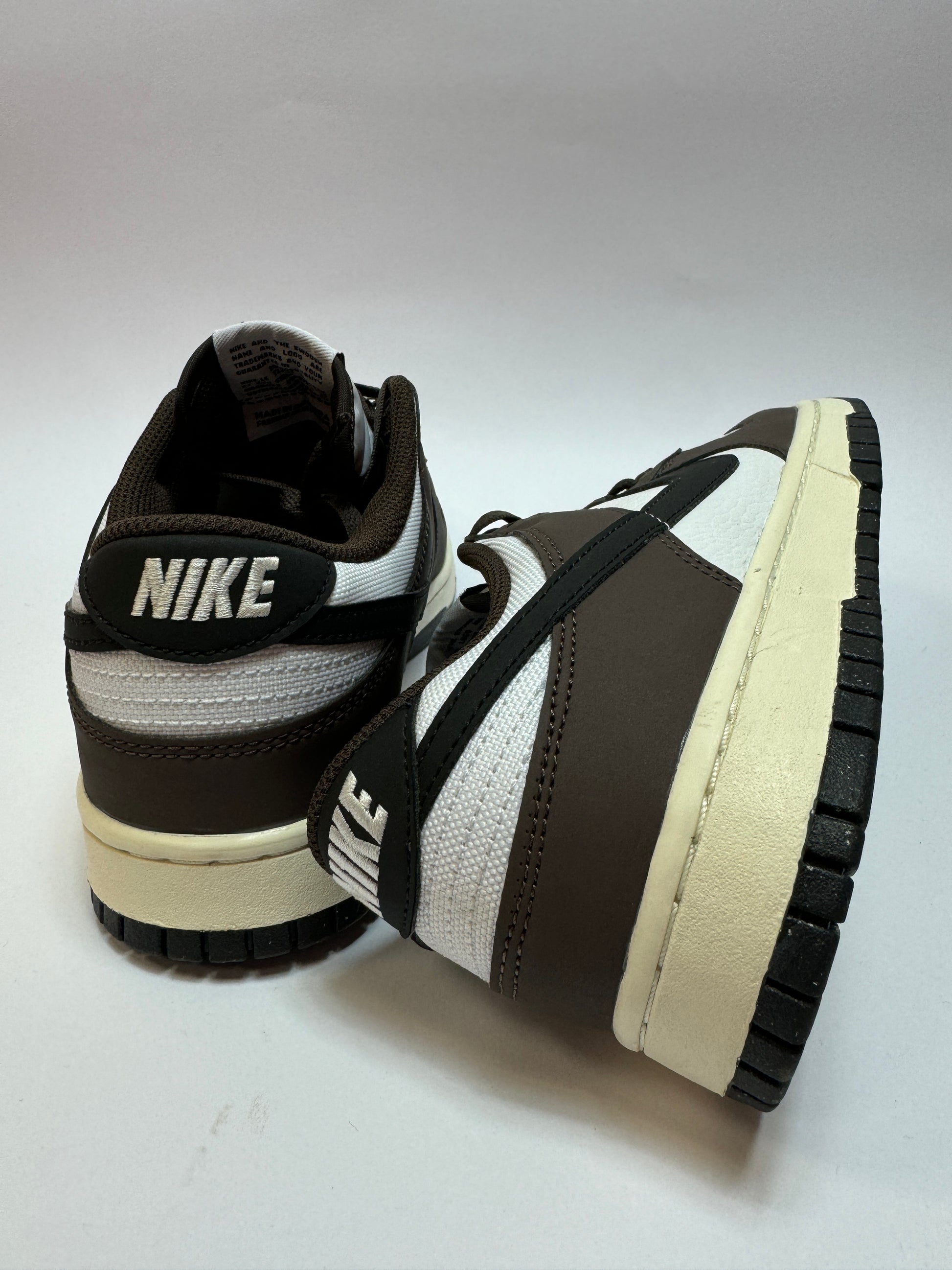 Detailansicht der Rückseite – schwarzer Fersen-Swoosh auf Baroque Brown Panel