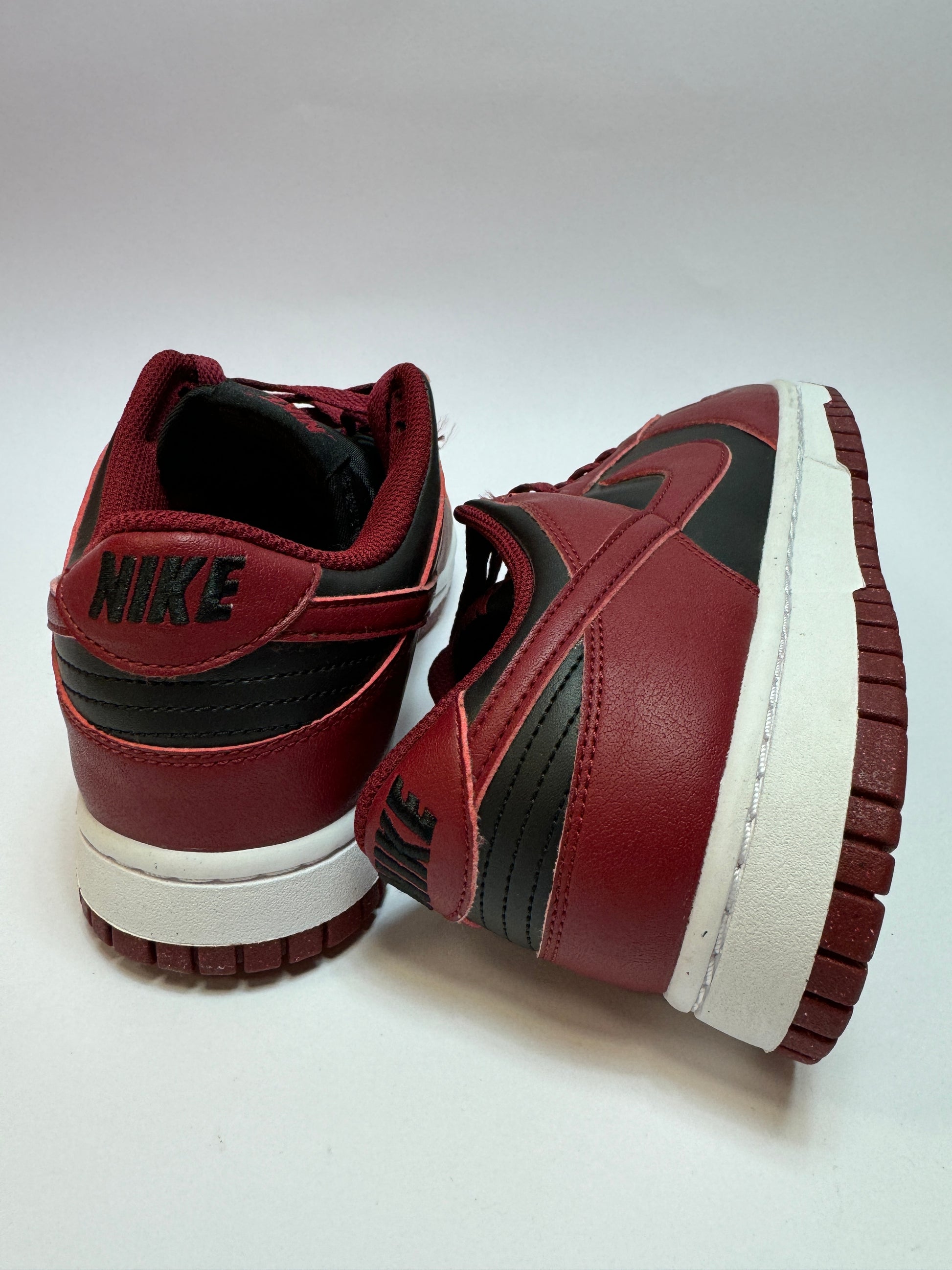 Detailansicht der Rückseite – Outsole in Dark Beetroot mit feinem Profil