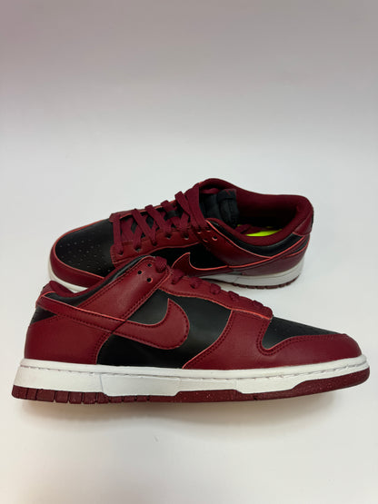 Nike Dunk Low Next Nature Dark Beetroot (W) linke Außenseite mit dunkel-beetrootfarbenen Overlays