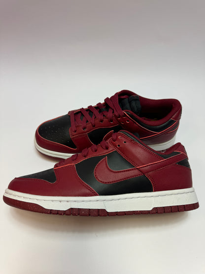 Nike Dunk Low Next Nature Dark Beetroot (W) rechte Außenseite mit schwarzer Lederbasis