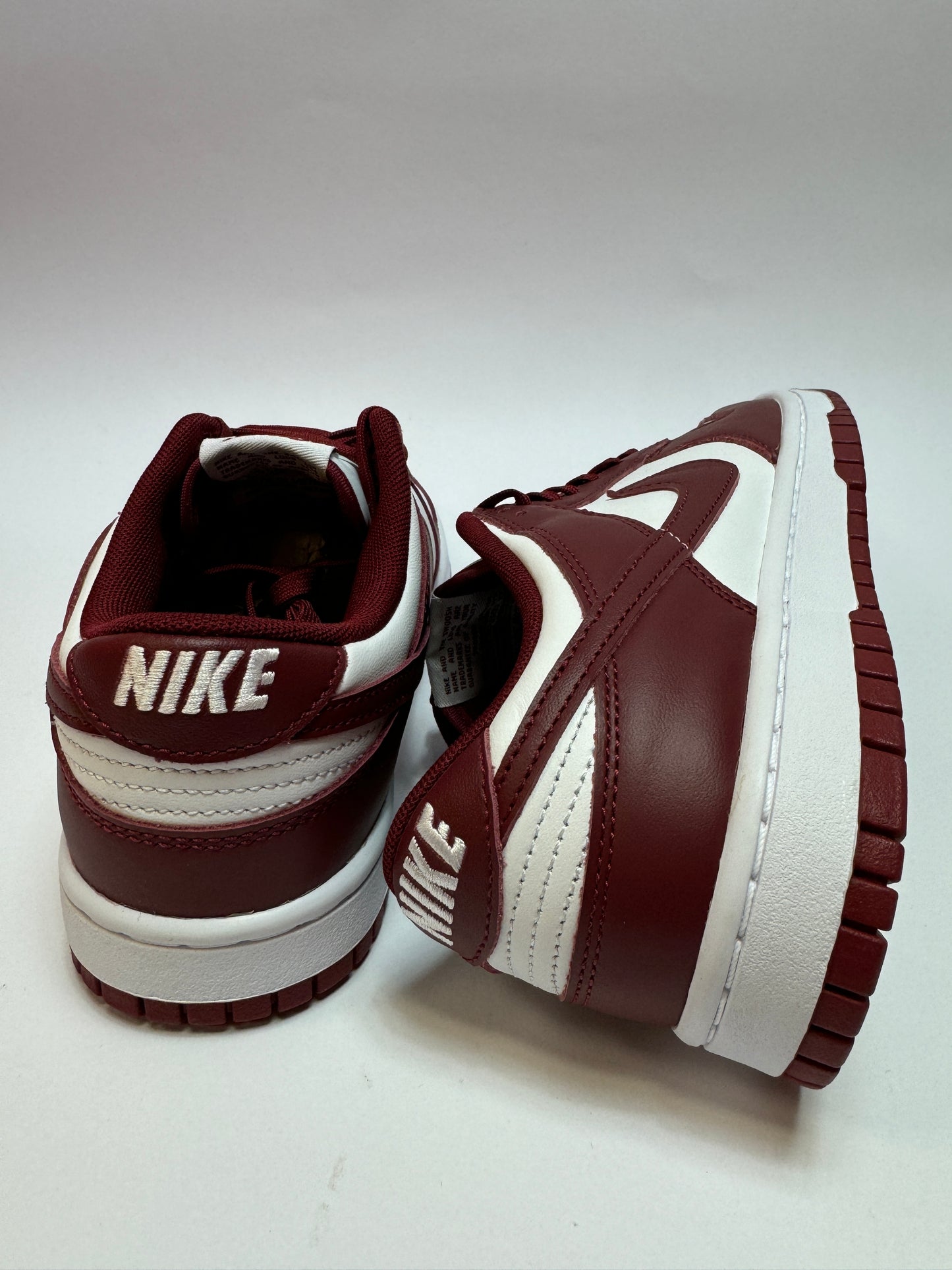 Detailansicht der Rückseite – Heeltab mit Nike Logo in Team Red