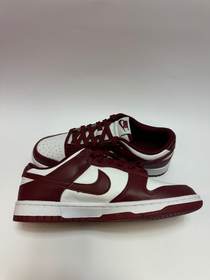 Nike Dunk Low Team Red linke Ansicht mit Team Red Swoosh und weißer Mittelsohle