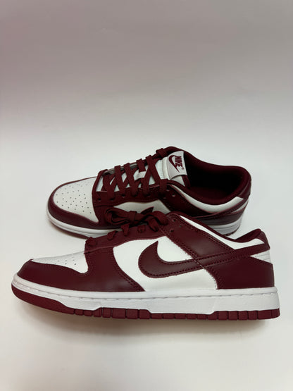 Nike Dunk Low Team Red rechte Außenseite mit weißem Leder-Base und Team Red Overlays