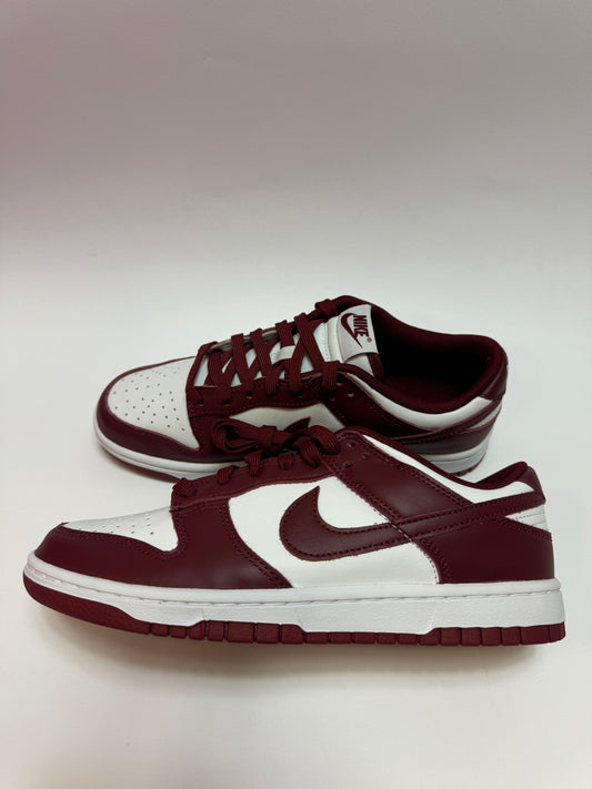 Nike Dunk Low Team Red rechte Außenseite mit weißem Leder-Base und Team Red Overlays
