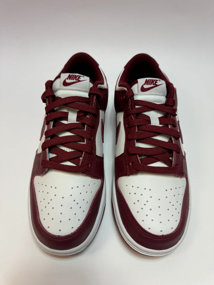 Nahaufnahme der Zunge – Nike Label mit Style Code DD1391-601