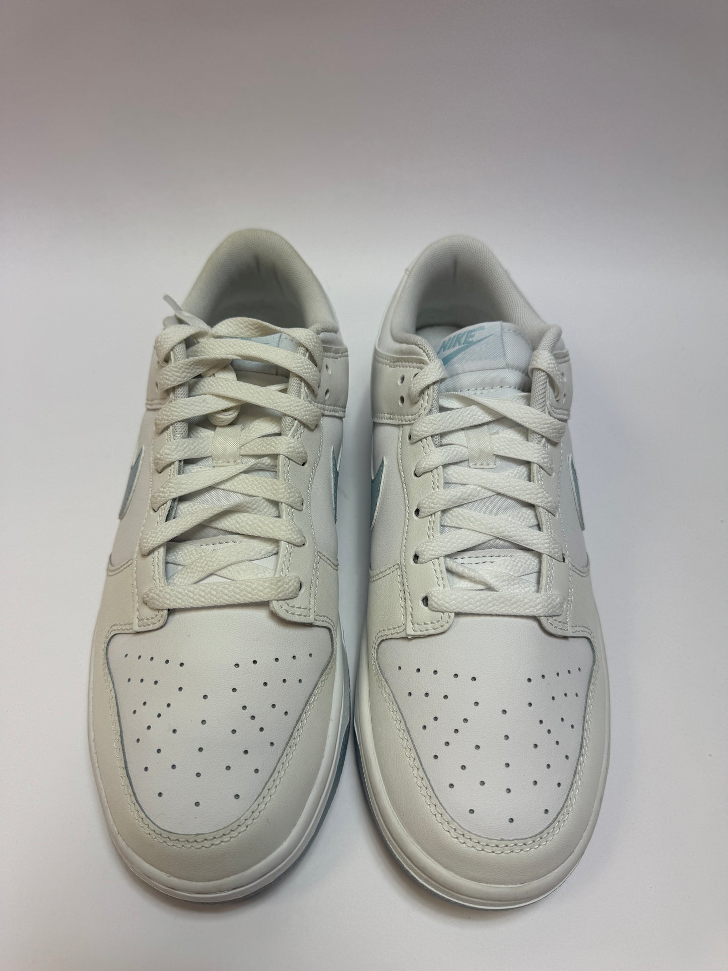 Nahaufnahme der Zunge – Label mit Stylecode DV0831-109 und Marke Nike