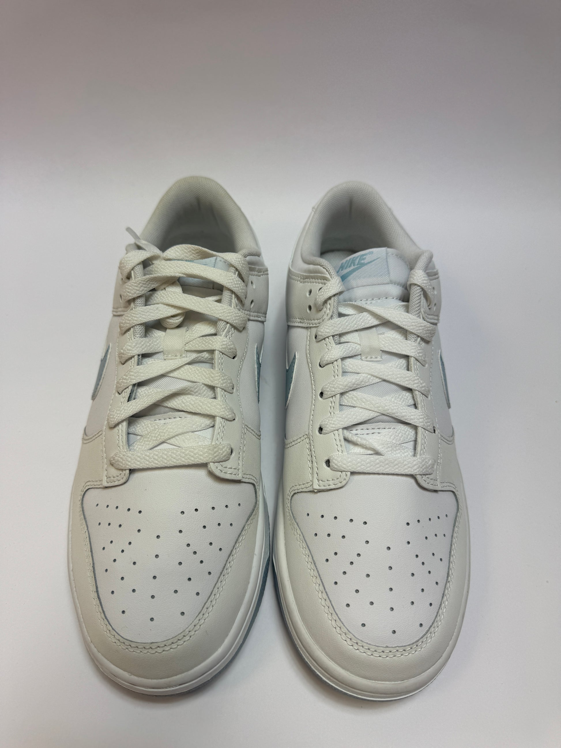 Nahaufnahme der Zunge – Label mit Stylecode DV0831-109 und Marke Nike