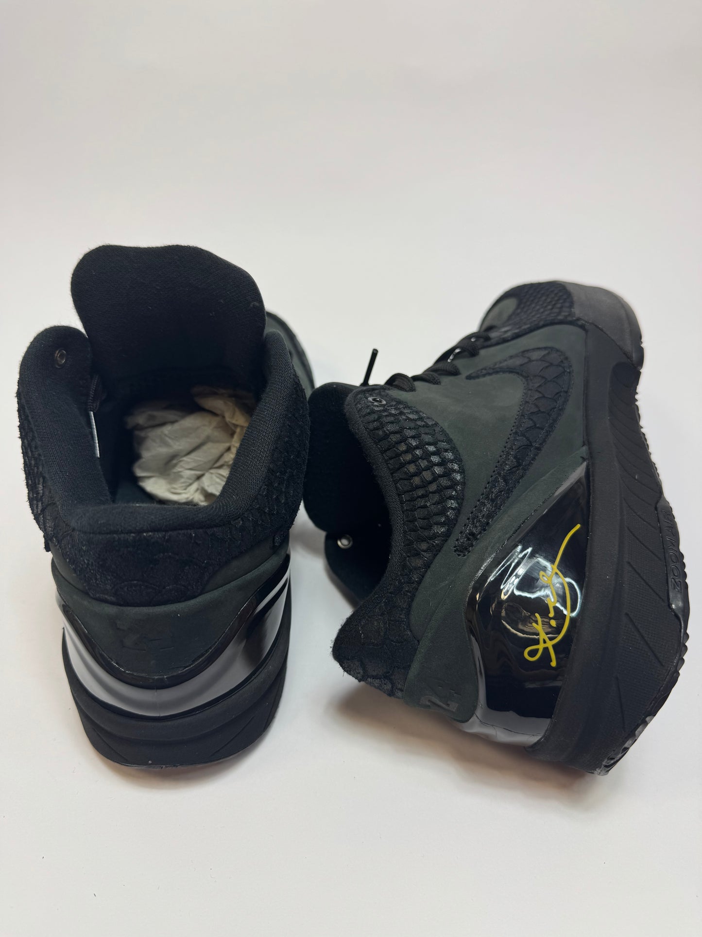 Detailansicht der Rückseite – debossed „24“ auf der Ferse und goldfarbene Heel Counter