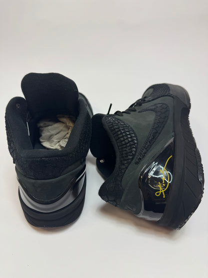 Detailansicht der Rückseite – debossed „24“ auf der Ferse und goldfarbene Heel Counter