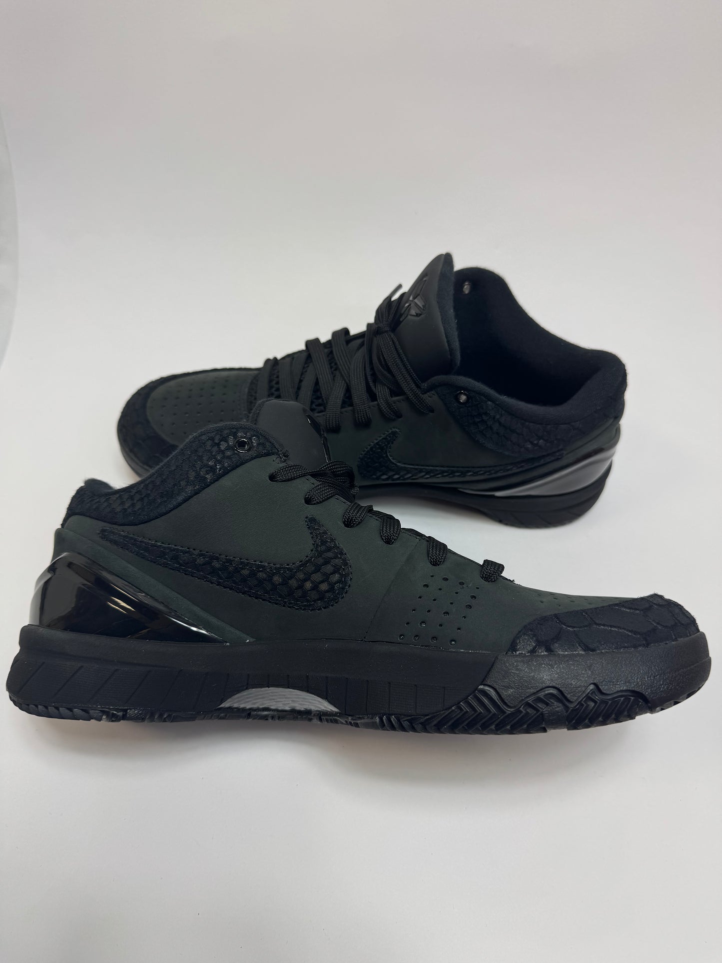 Nike Kobe 4 Protro Gift of Mamba linke Ansicht mit faux Schlangenleder Overlay am Mudguard und Goldes-Details