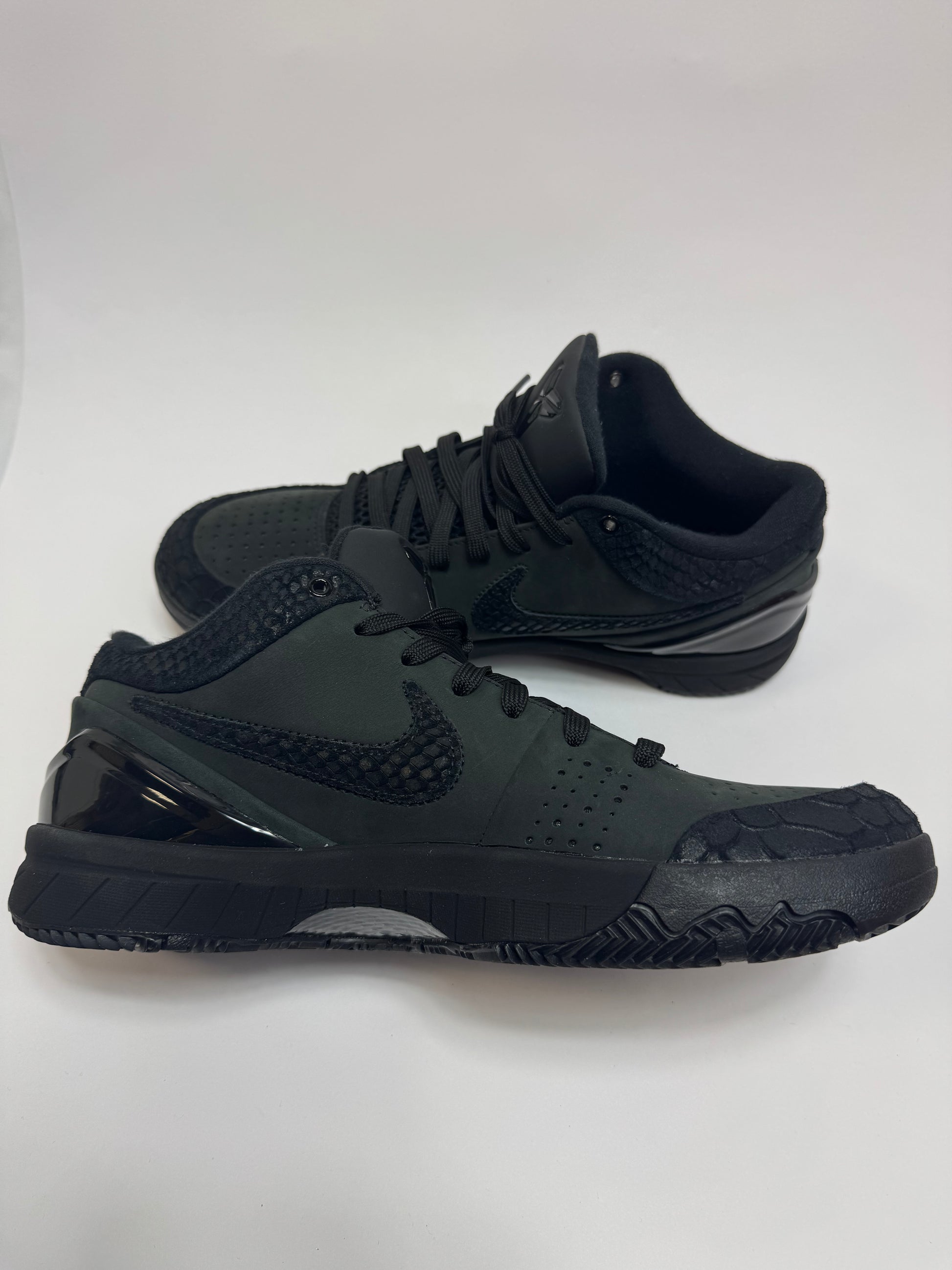 Nike Kobe 4 Protro Gift of Mamba linke Ansicht mit faux Schlangenleder Overlay am Mudguard und Goldes-Details