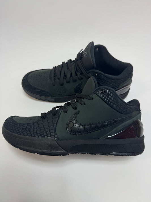 Nike Kobe 4 Protro Gift of Mamba rechte Außenseite schwarzes Suede Upper mit University Gold Akzenten