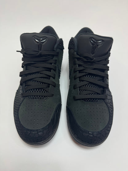 Nahaufnahme der Zunge – Tongue Tag mit Gift of Mamba Logo und Gold akzentuiertem Branding