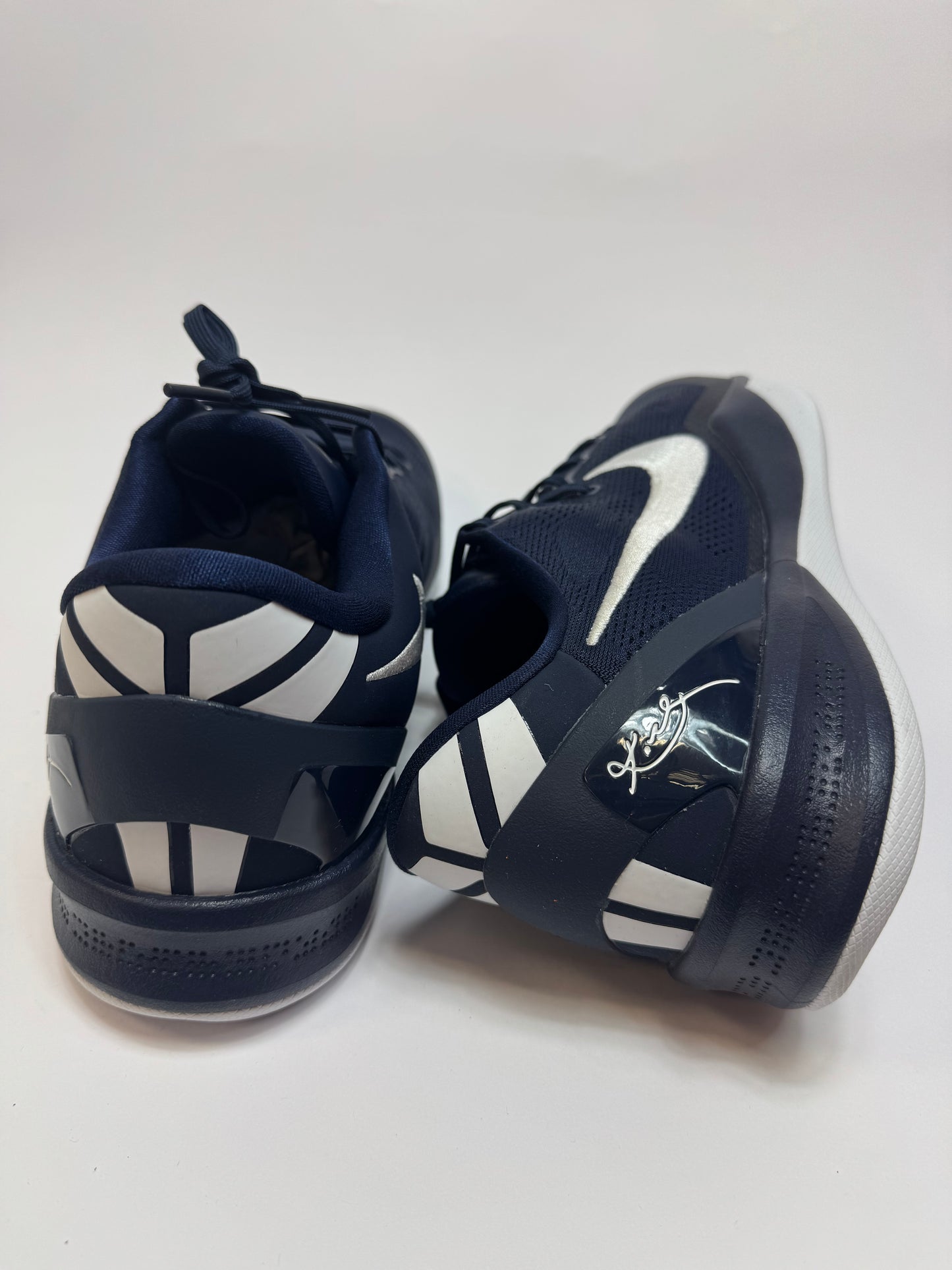 Detailansicht der Rückseite – Heel Counter mit City-Navy Akzent und strukturiertem Fersenpanel