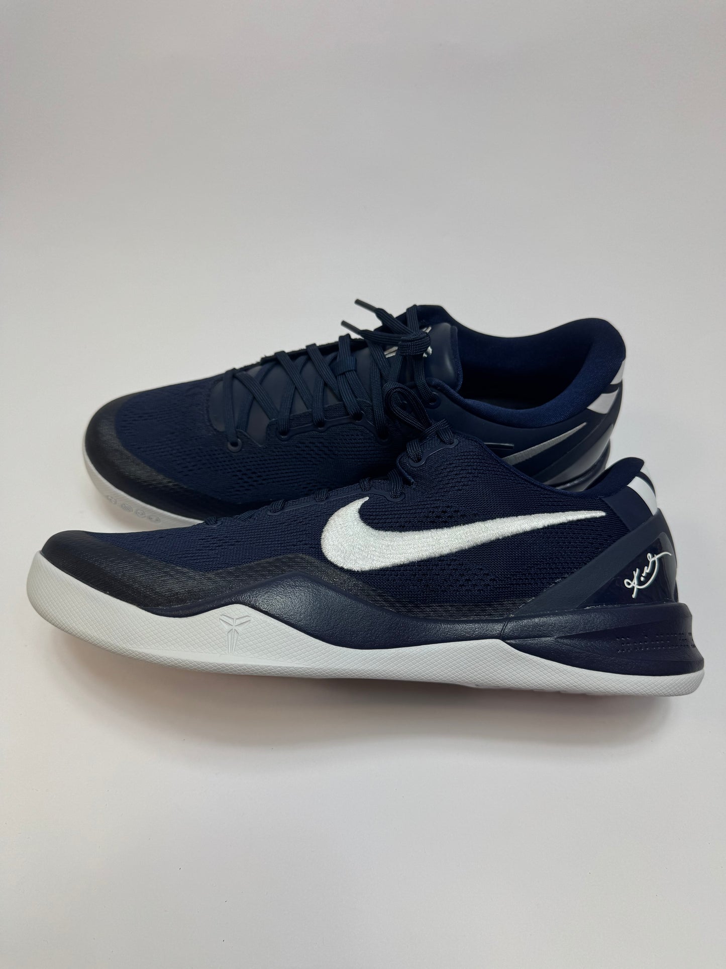 Nike Kobe 8 Protro College Navy rechte Außenseite mit dunklem Navy Mesh Upper und subtilem weißen Swoosh