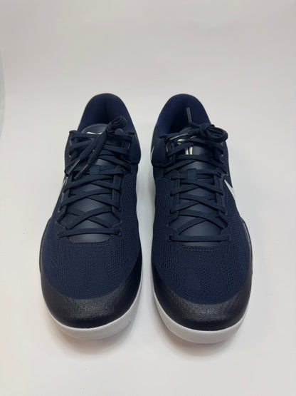 Nahaufnahme der Zunge – Tongue Tag mit Kobe Logo in White auf Navy Grundierung