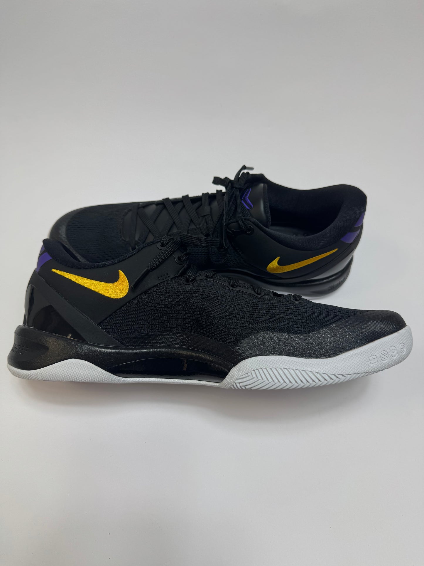 Nike Kobe 8 Protro Lakers Away linke Ansicht mit Court Purple Swoosh und weißen Details