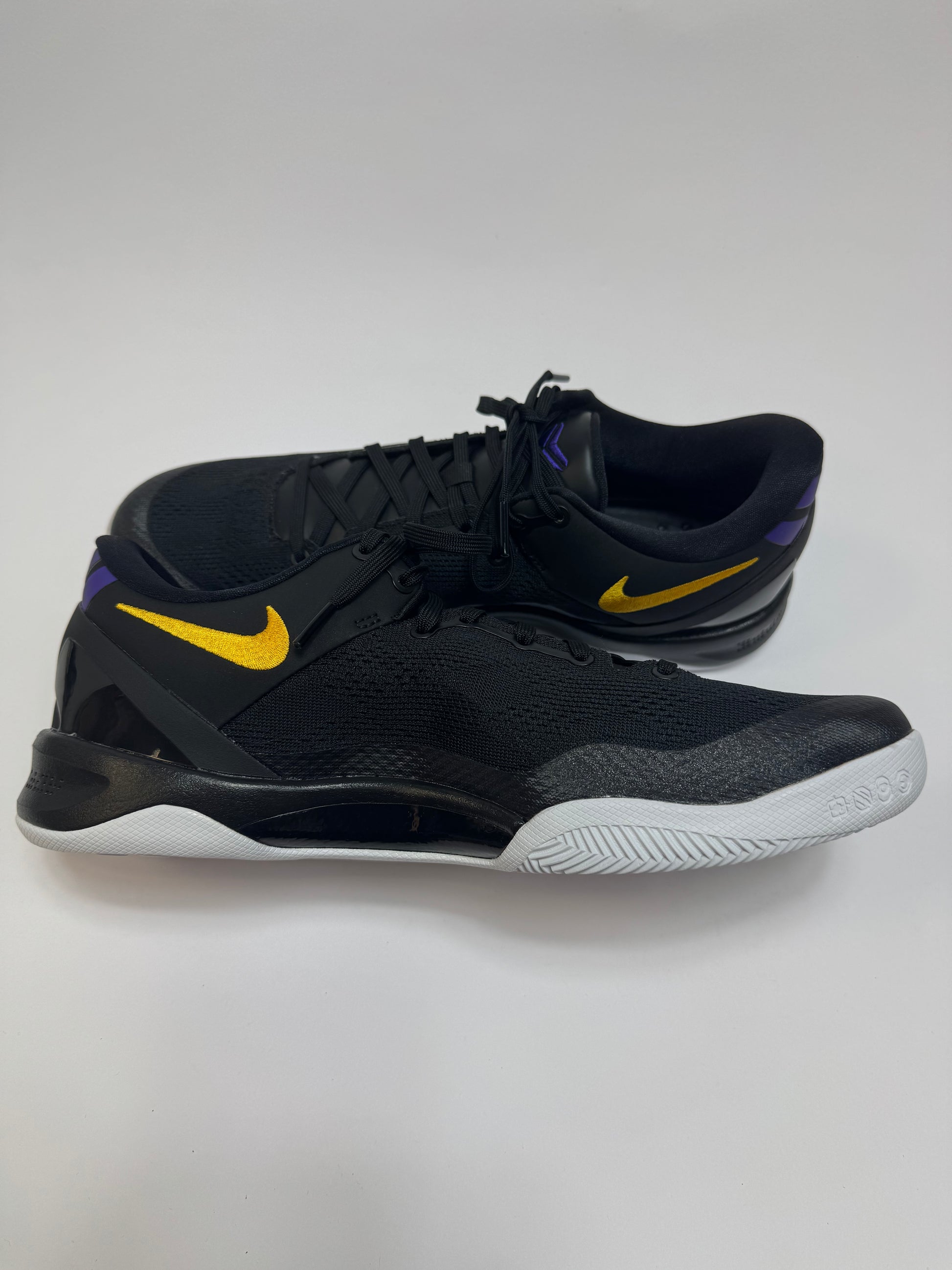 Nike Kobe 8 Protro Lakers Away linke Ansicht mit Court Purple Swoosh und weißen Details