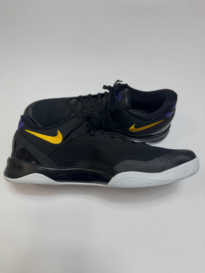 Nike Kobe 8 Protro Lakers Away linke Ansicht mit Court Purple Swoosh und weißen Details