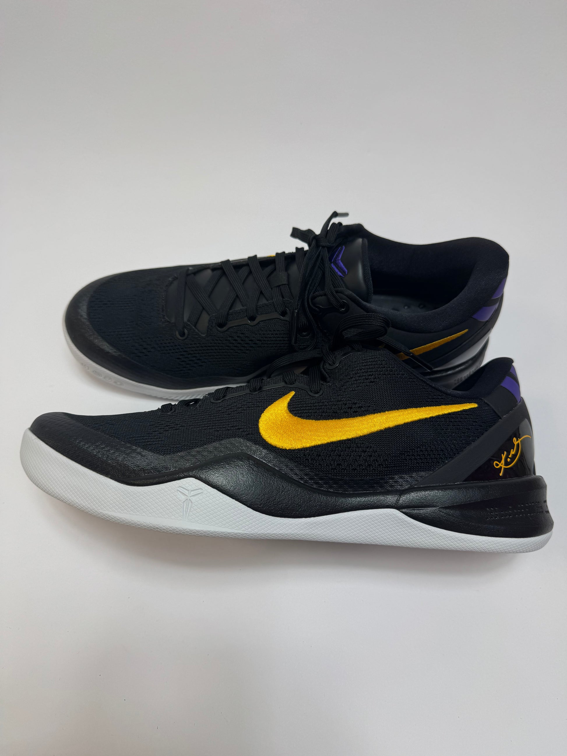 Nike Kobe 8 Protro Lakers Away rechte Außenseite mit schwarzem Upper und University Gold Akzenten