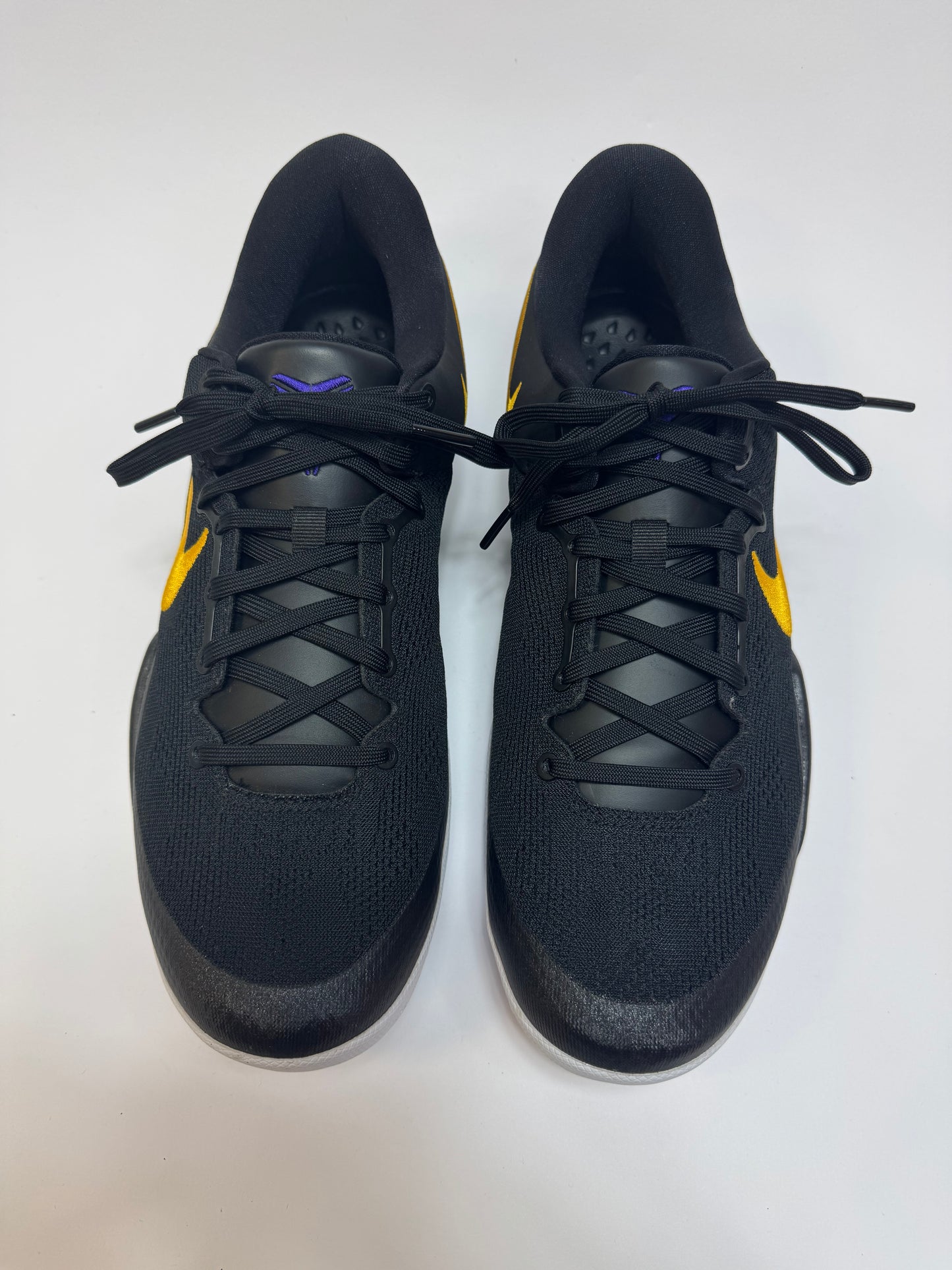 Nahaufnahme der Zunge – Tongue Tag mit Kobe Signatur und farblich abgestimmten Gold-Details