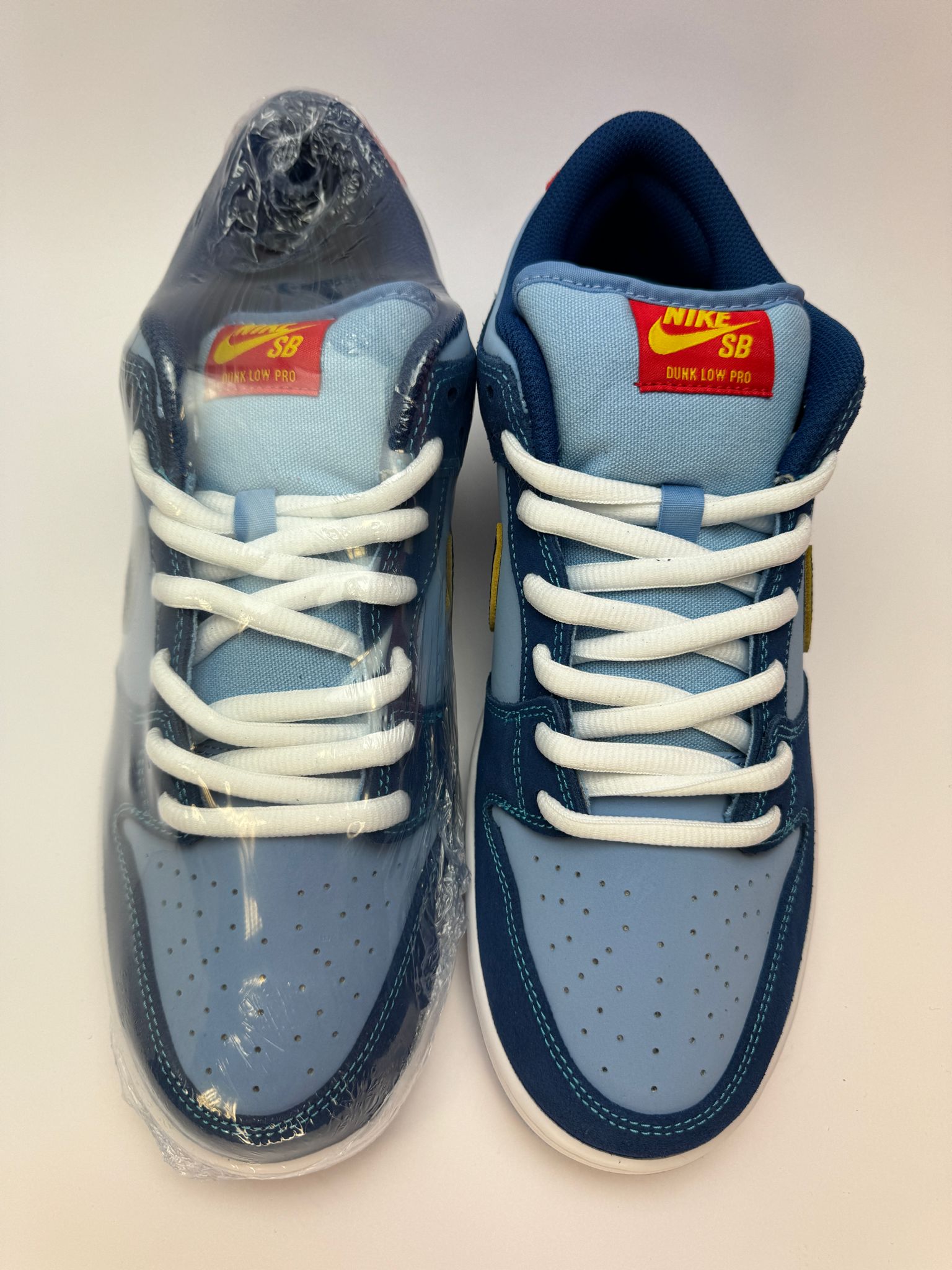 Detailansicht der Rückseite – bestickte ‚Predatory Bird‘ Grafik lateral an der Ferse und Red Suede Heel Tab