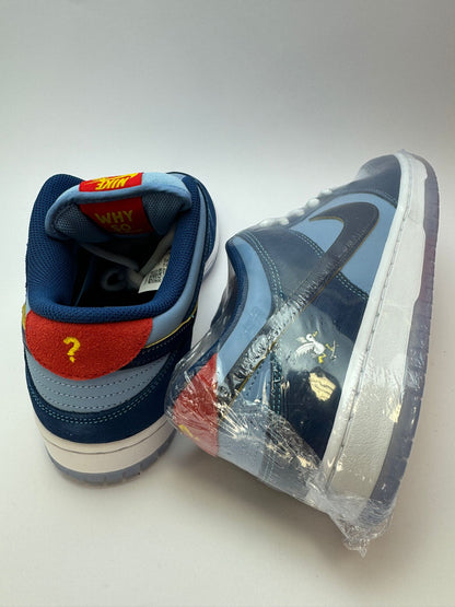 Nahaufnahme der Zunge – ‚Why So Sad?‘ Label auf Tongue Tag, gelbe Fragezeichen-Grafik, gepolstertes Innenfutter