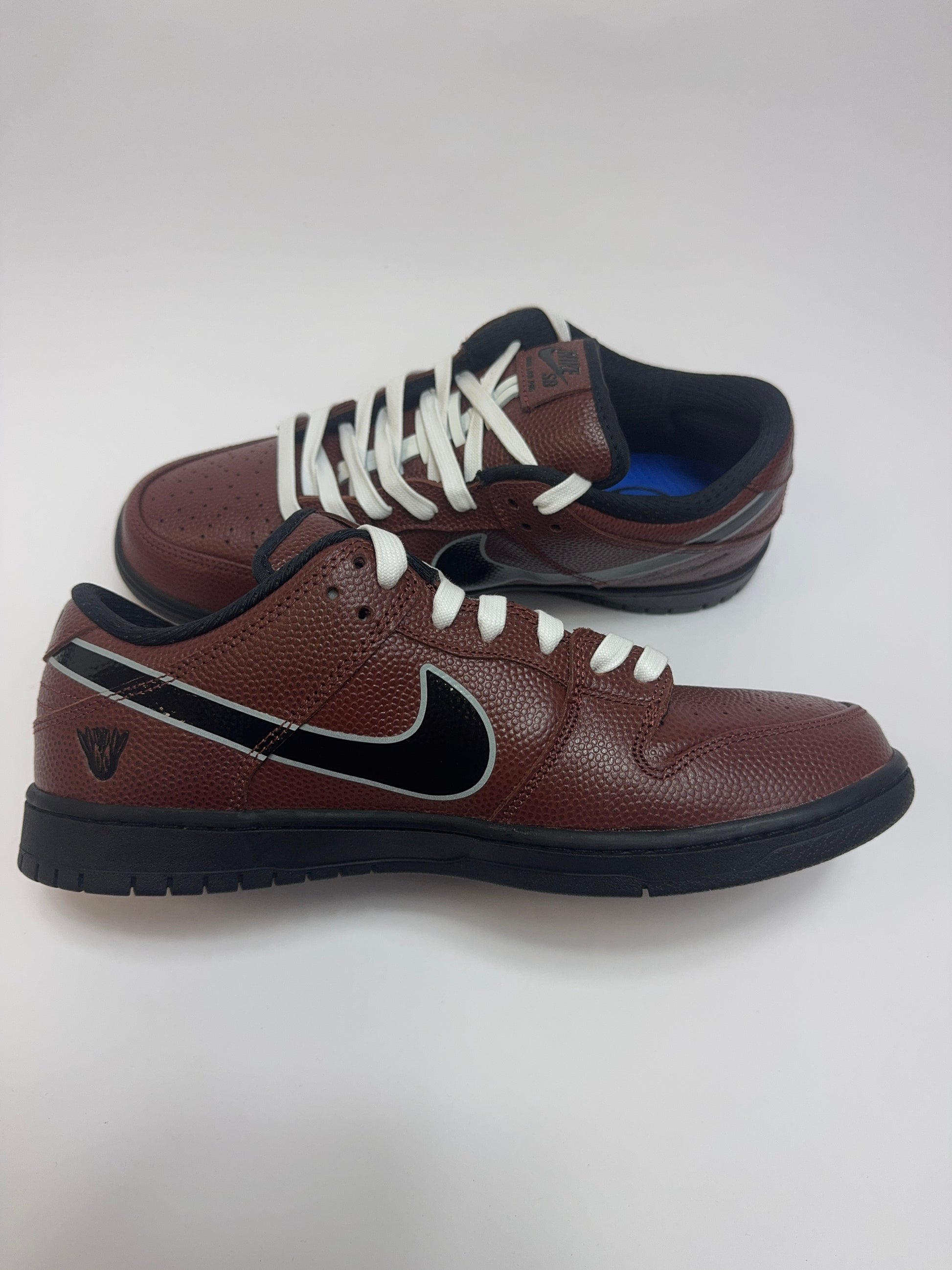 Nike SB Dunk Low Pro Limosine linke Ansicht mit Silver Overlays, White Lace Detail und Rage Green Akzenten
