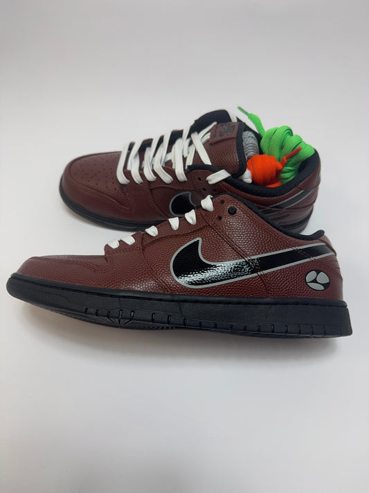 Nike SB Dunk Low Pro Limosine rechte Außenseite mit football-textured Brown Leather und Chrome-Outlined Black Swoosh