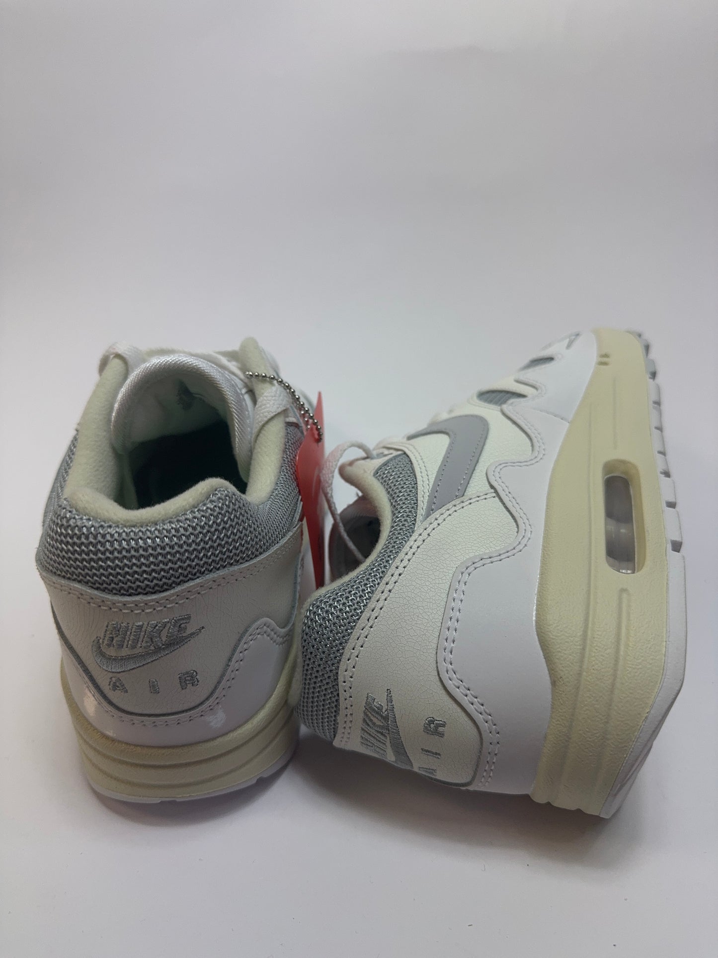 Detailansicht der Rückseite – Heel mit Nike Air Logo auf weißem Leder