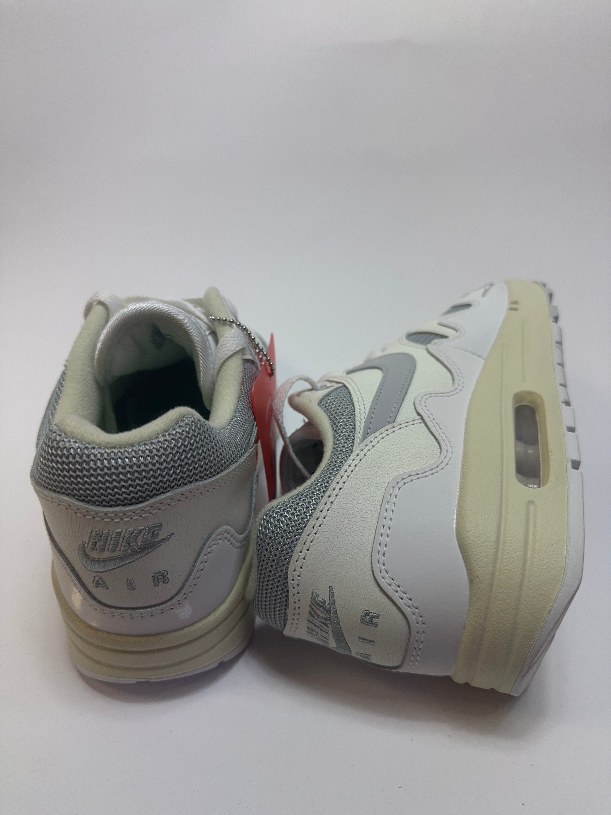 Detailansicht der Rückseite – Heel mit Nike Air Logo auf weißem Leder