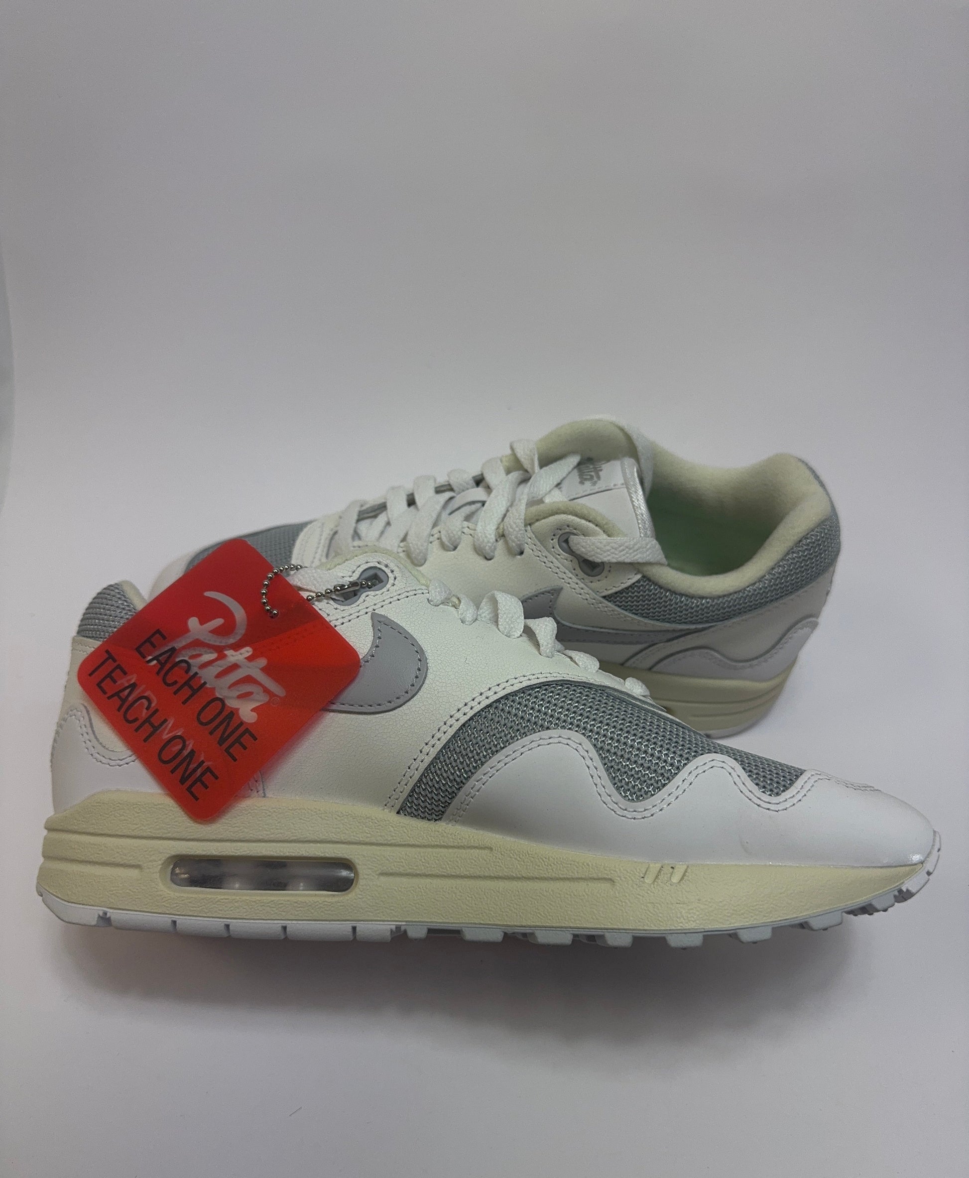 Nike Air Max 1 Patta Waves White linke Ansicht mit grauem Mesh, Mini Swoosh und cremefarbener Midsole
