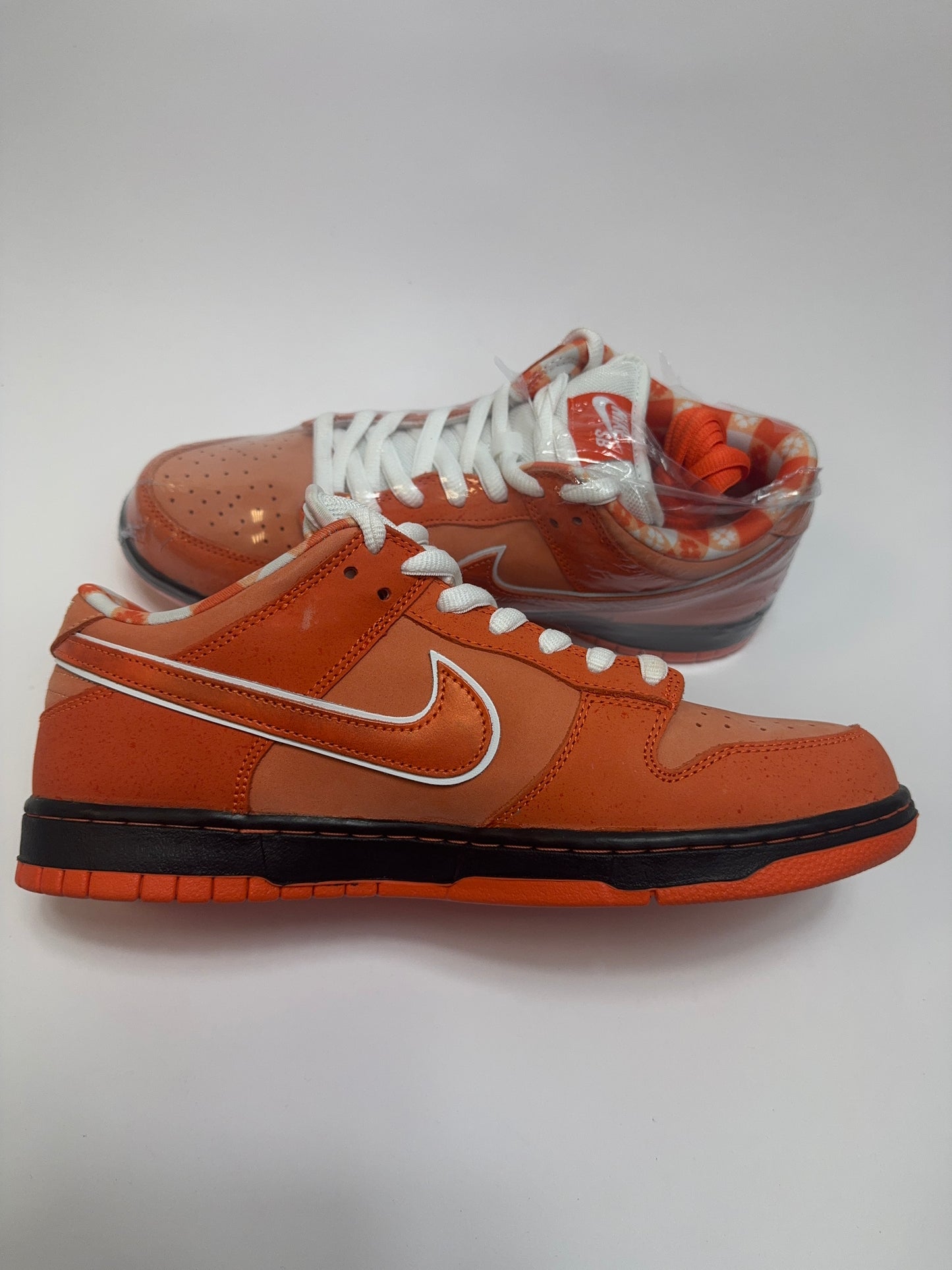 Nike SB Dunk Low Orange Lobster linke Ansicht mit Electro Orange Overlays und kontrastierendem White Branding