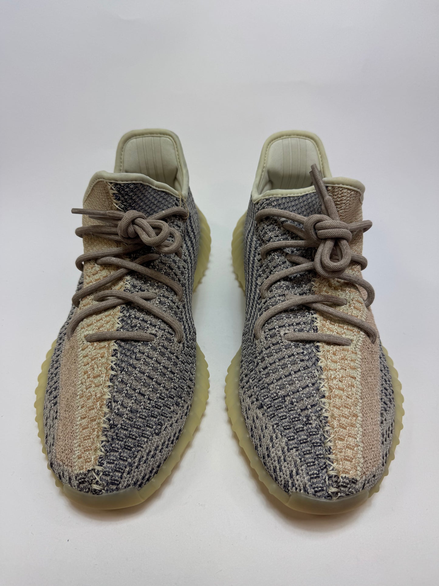 Nahaufnahme der Zunge – Label mit Stylecode GY7658 und dezenter Stickerei