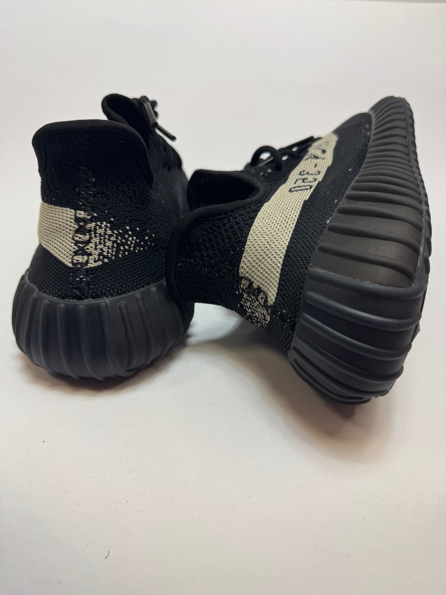 Detailansicht der Rückseite – schwarzer Fersenbereich mit klarer Linienführung