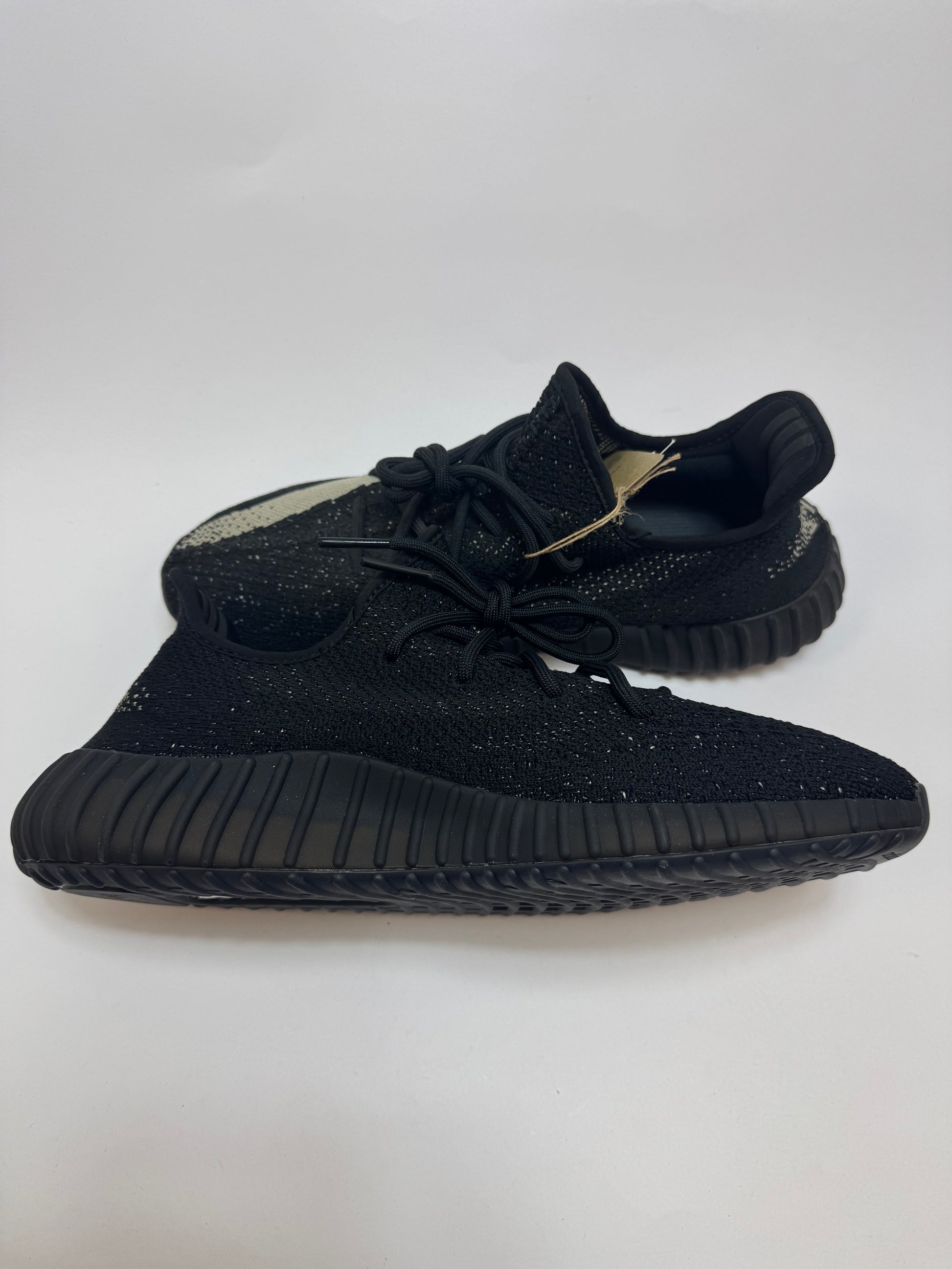 Yeezy Boost 350 V2 Core Black/White linke Außenseite mit cremefarbenem Seitenstreifen und SPLY-350 Schriftzug