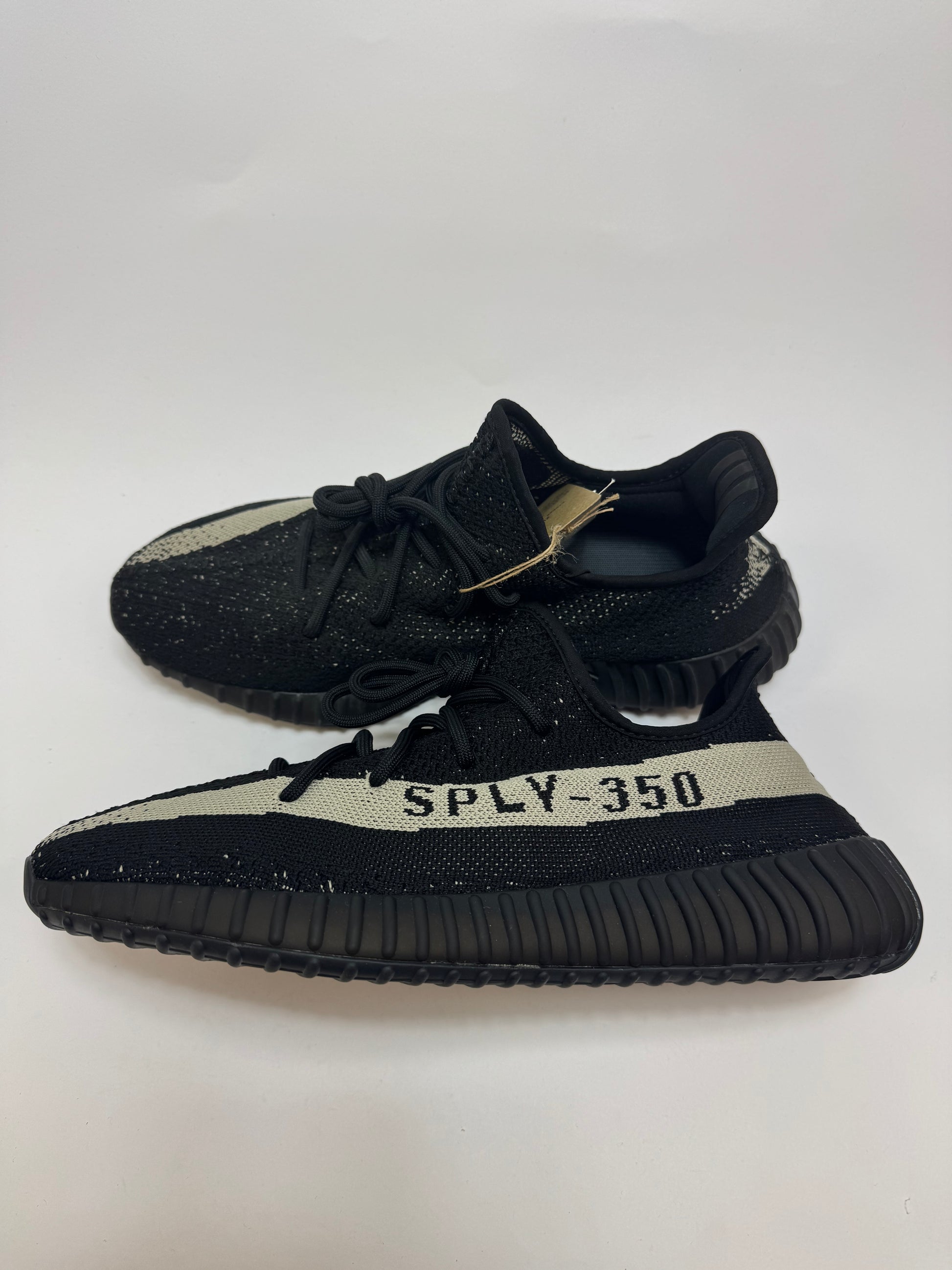 Yeezy Boost 350 V2 Core Black/White rechte Außenseite mit schwarzem Primeknit Upper