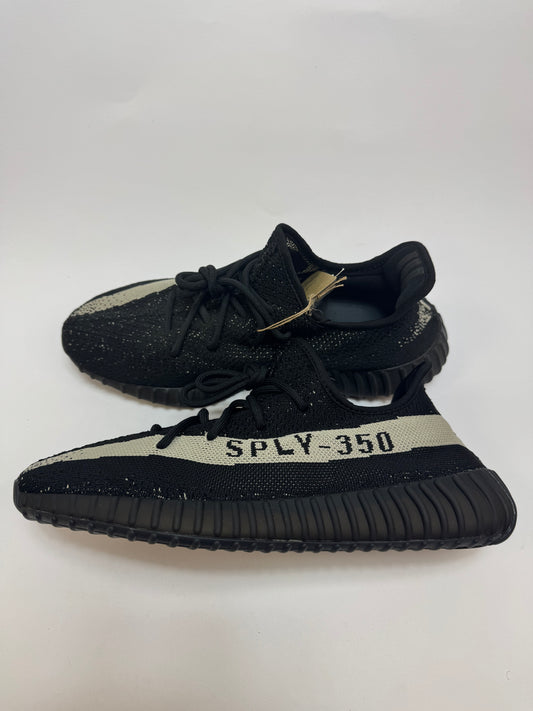 Yeezy Boost 350 V2 Core Black/White rechte Außenseite mit schwarzem Primeknit Upper