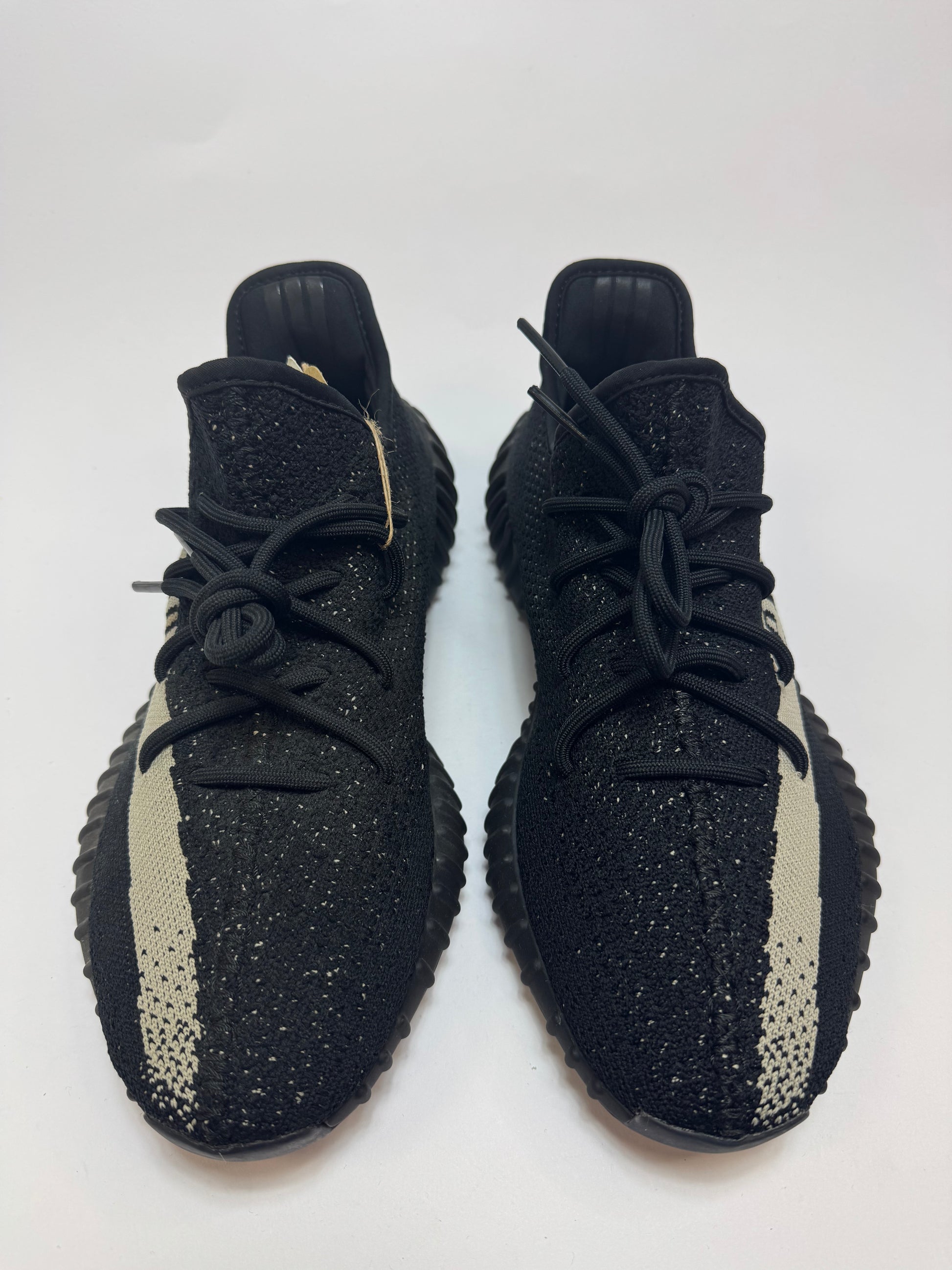 Nahaufnahme der Zunge – Modellcode BY1604 Label auf Tongue