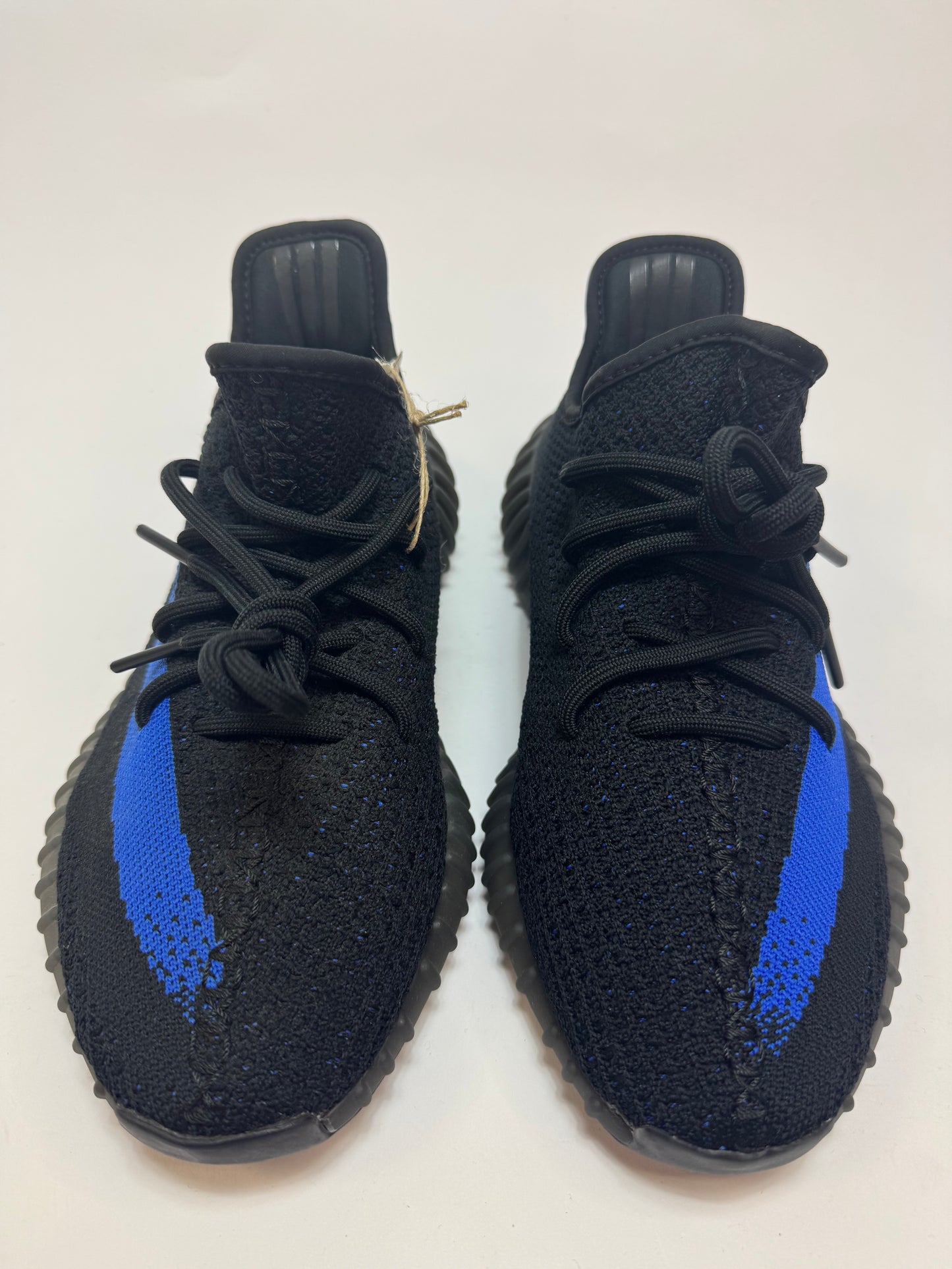 Nahaufnahme der Zunge – Label mit Yeezy Branding auf gewebter Oberfläche