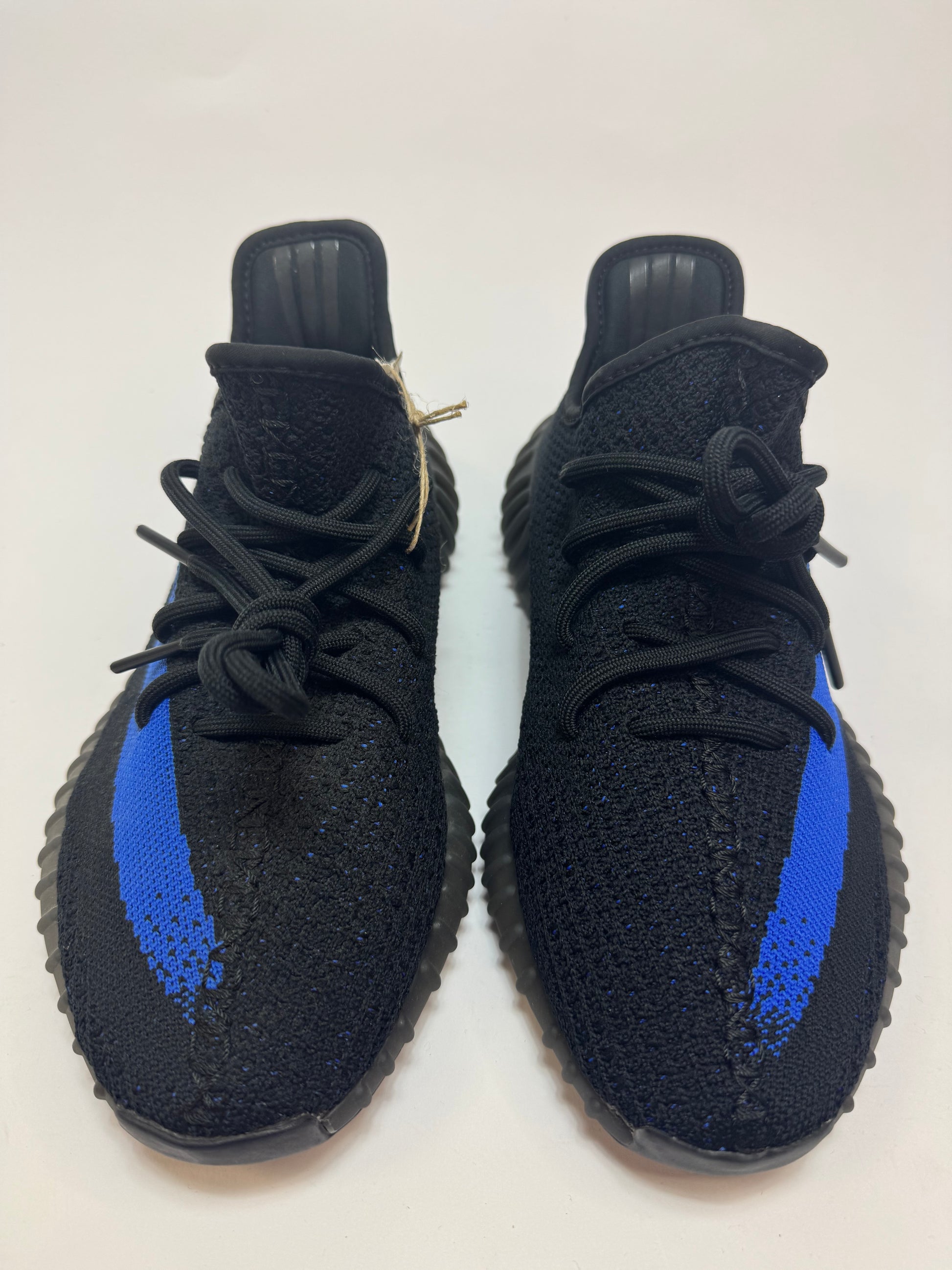 Nahaufnahme der Zunge – Label mit Yeezy Branding auf gewebter Oberfläche