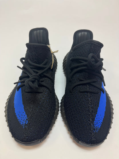 Nahaufnahme der Zunge – Label mit Yeezy Branding auf gewebter Oberfläche