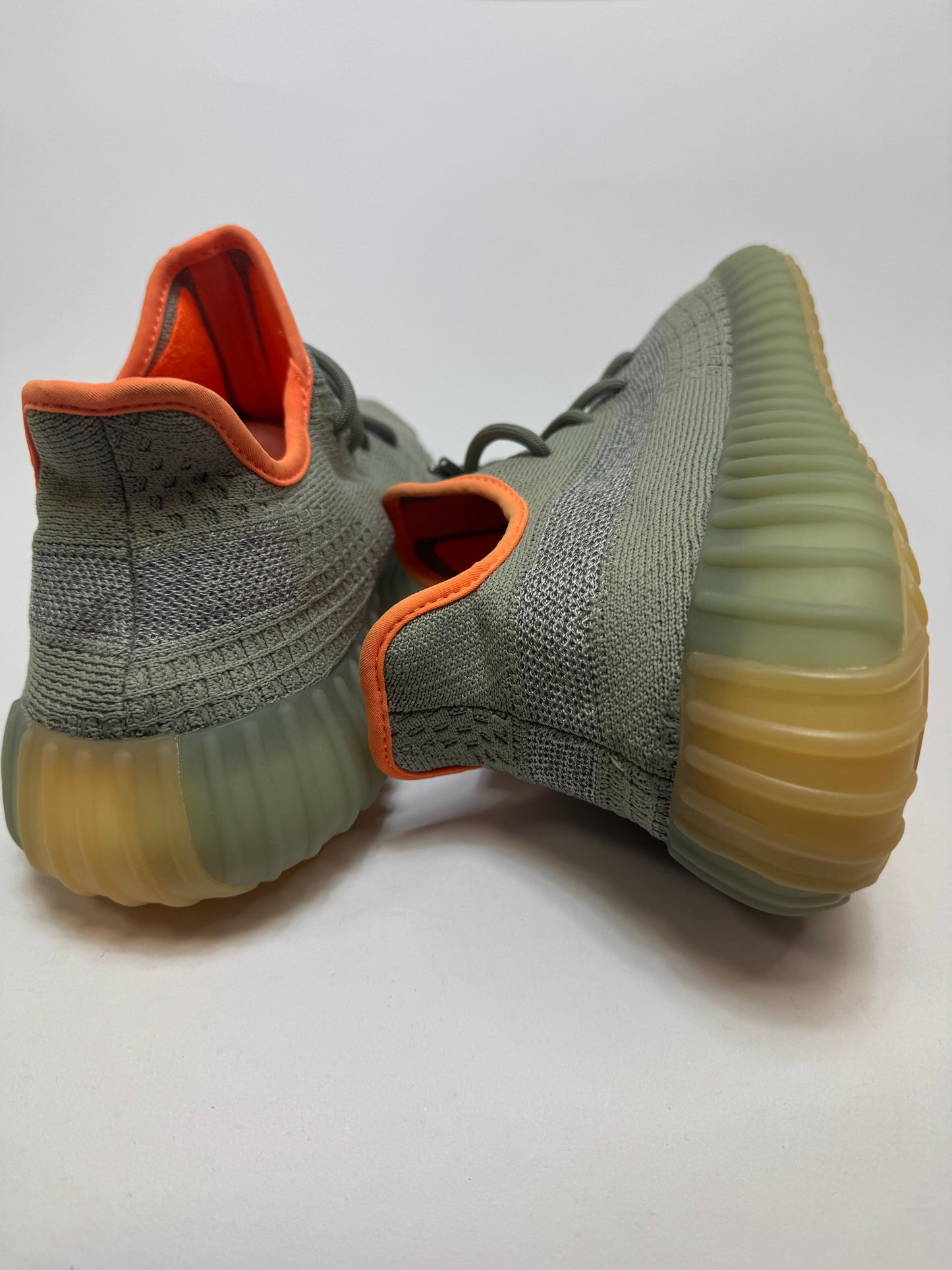 Detailansicht der Rückseite – Fersenbereich mit orangefarbenem Innenfutter und dezenter Akzentsetzung